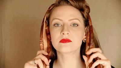 时尚高端珍珠扣丝巾高贵系法配饰,丝巾怎么系比较好看而且简单方便