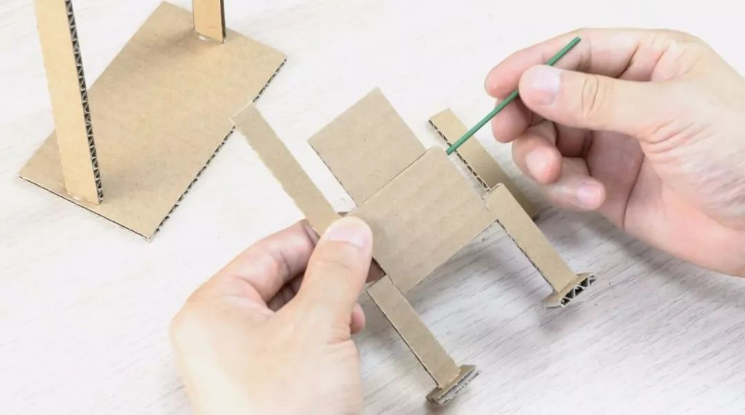 怎么用纸板制作电脑小子玩具,用纸板做的棍子玩具
