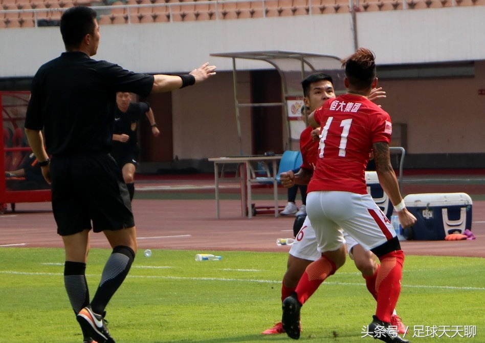 球场互怼完整视频,恒大预备队球员互殴视频