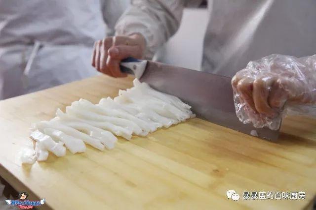 这家店用六星级面粉做凉皮配东北鸡架爆好吃,一般人还不让加盟…