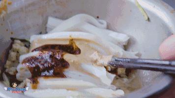 这家店用六星级面粉做凉皮配东北鸡架爆好吃,一般人还不让加盟…