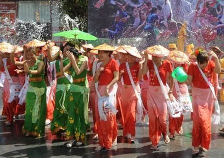 对不起！我要请假回家过泼水节，不然我们寨子要输了！