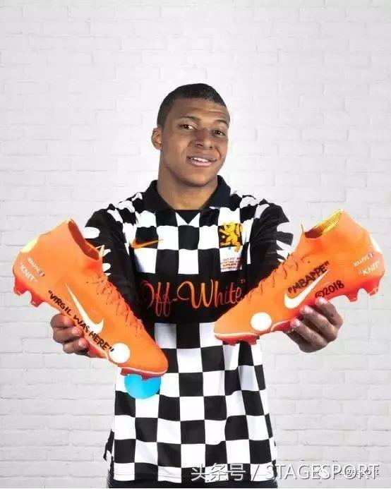 谁说打篮球就一定要穿好的球鞋,supreme白色足球衣