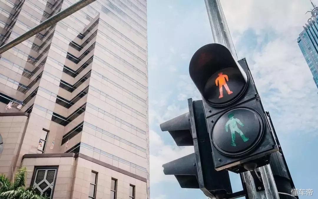 跟着大车误闯了红灯怎么办,小车走公交专用道上撞车怎么判