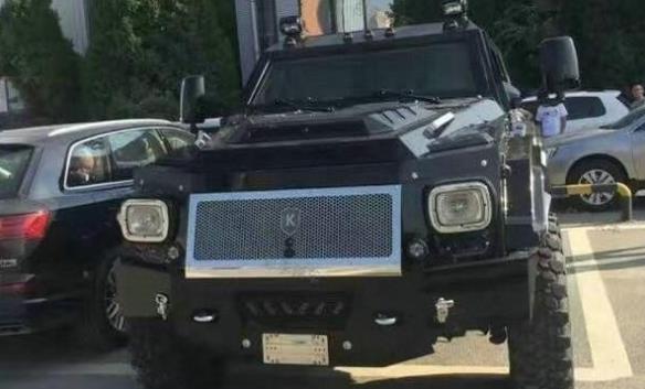 开1500万的骑士十五世去洗车,洗车老板连摇头:装甲车没法洗