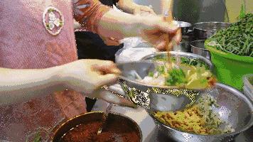 路边小摊的凉皮,街边的凉皮