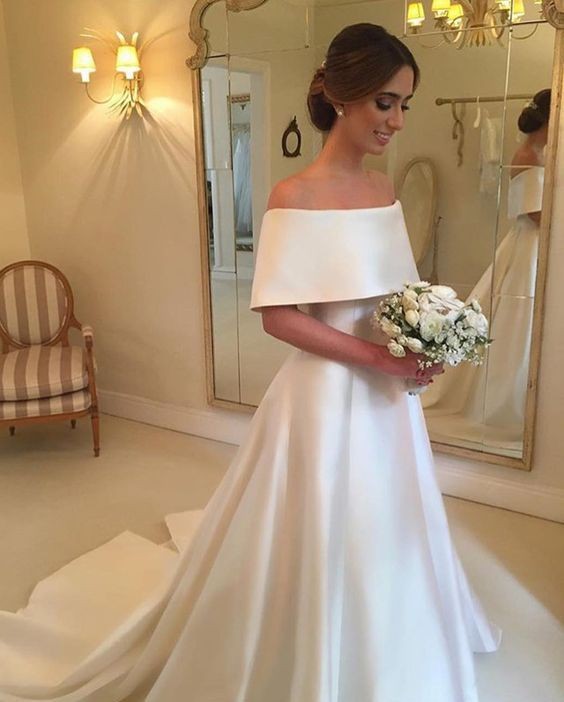 平胸女孩挑婚纱谨记3重点首选吊带款式，修饰比例丰满上围