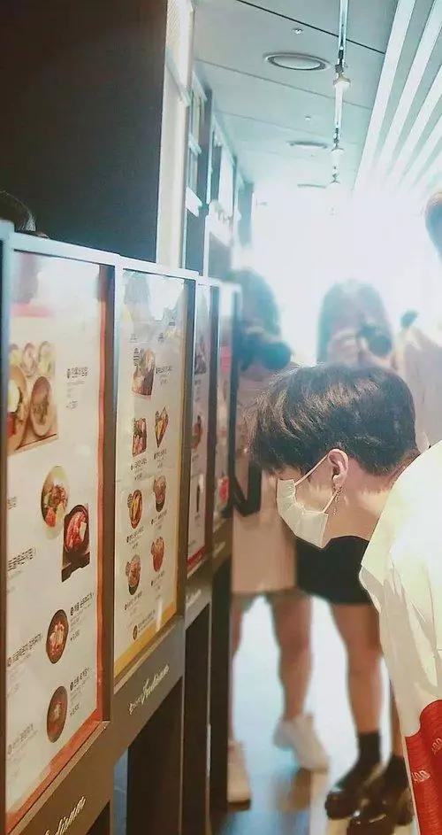 蔡徐坤丢两万戒指黄明昊衣服穿反，范丞丞手机碎屏陈立农狂啃苹果