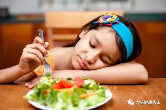 孩子总是吭吭的清嗓子是怎么回事,孩子眨眼嗓子有吭吭声是怎么回事