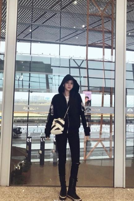 欧阳娜娜台上休闲装,欧阳娜娜近日活动礼服