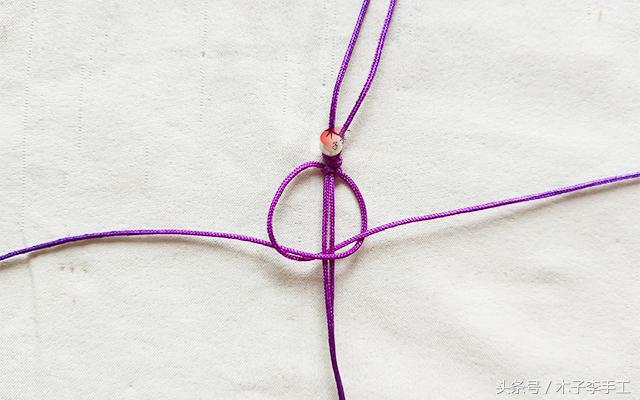 红绳手链比较简单的,用红绳亲自做可以拉伸的手链
