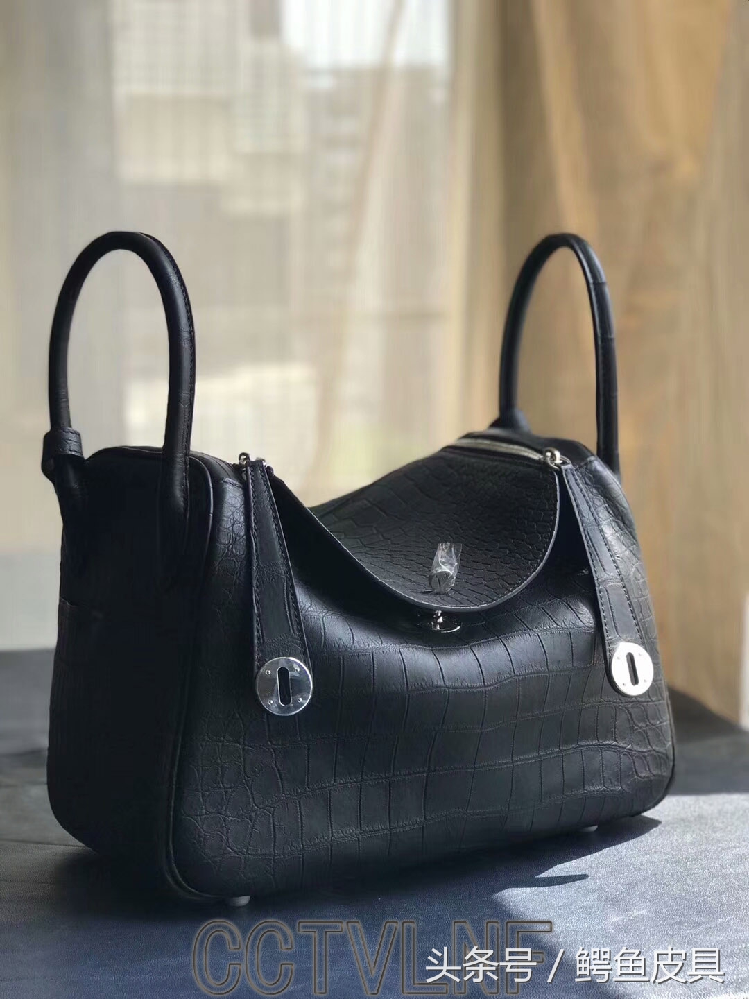 旅行箱是聚碳酸酯好还是pc材质好,聚碳酸酯行李箱结实吗