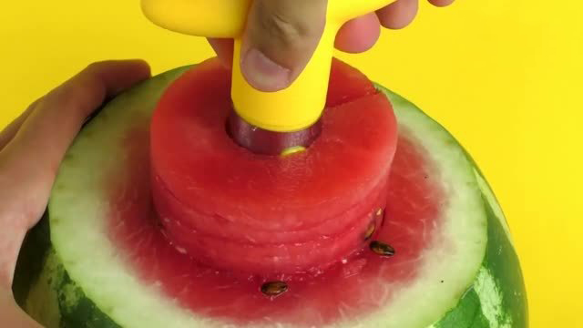 西瓜也可以用刀来剥皮,西瓜可以这么切方便实用