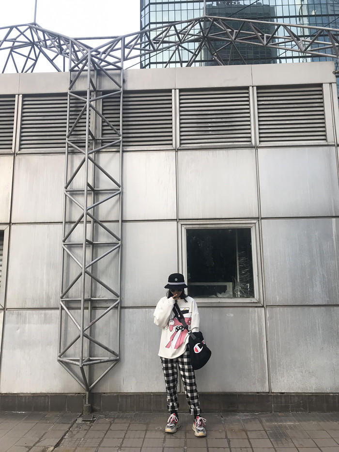 复古潮流廓形格纹裤子,经典格纹裤子