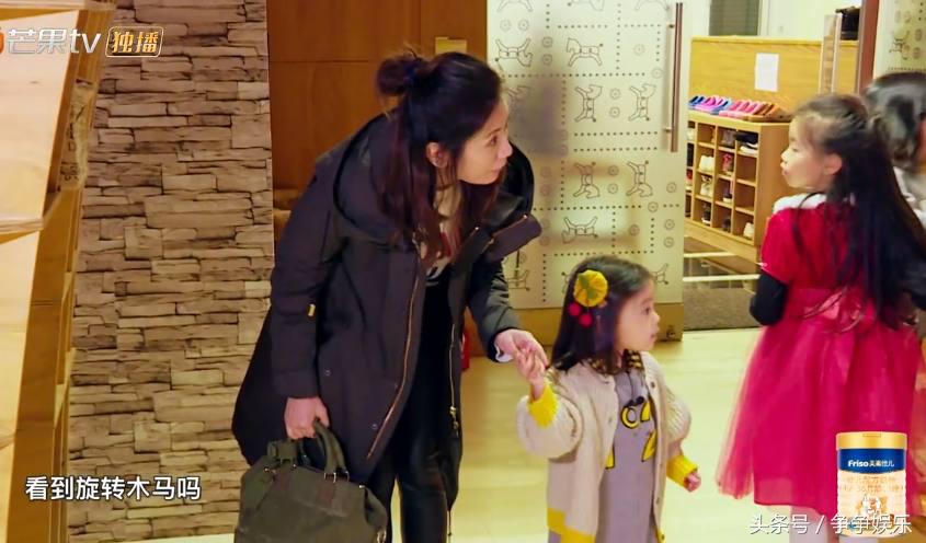 贾静雯带咘咘滑滑梯咘咘一脸懵,贾静雯晒疯狂游玩照咘咘一脸淡定