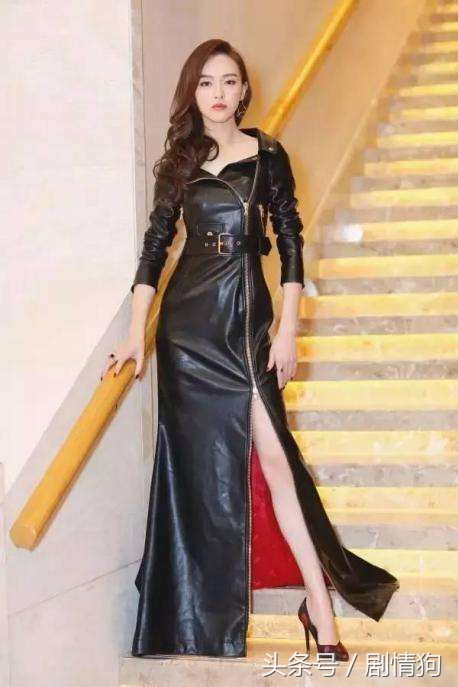 邓紫棋穿高腰开叉裙,杨幂和邓紫棋穿同一个裙子