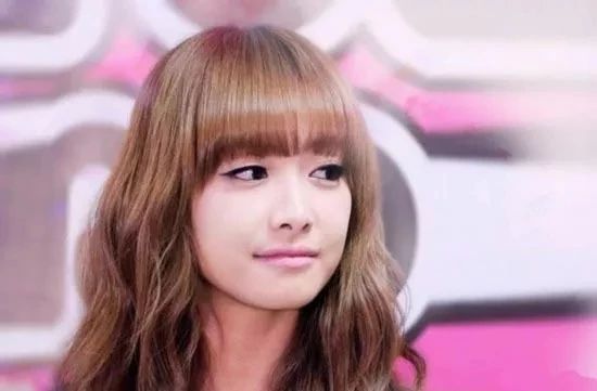 头大脸大适合什么发型女士,脸大的人适合什么样的发型