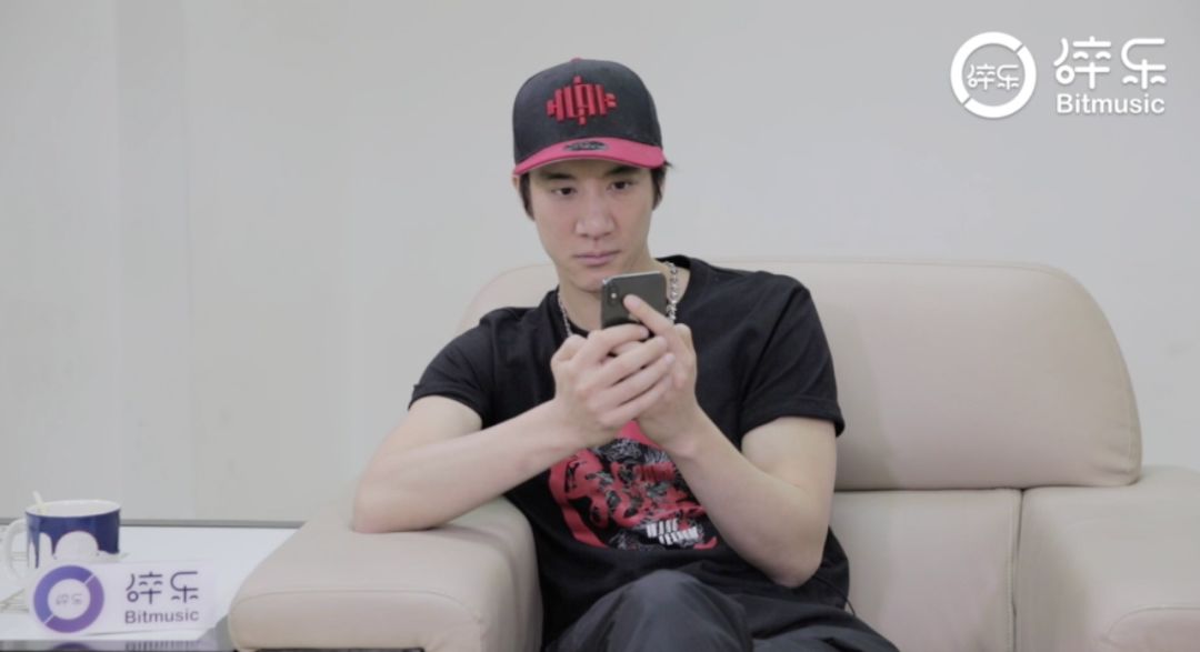 华晨宇沉迷游戏视频,华晨宇英伦迷幻摇滚