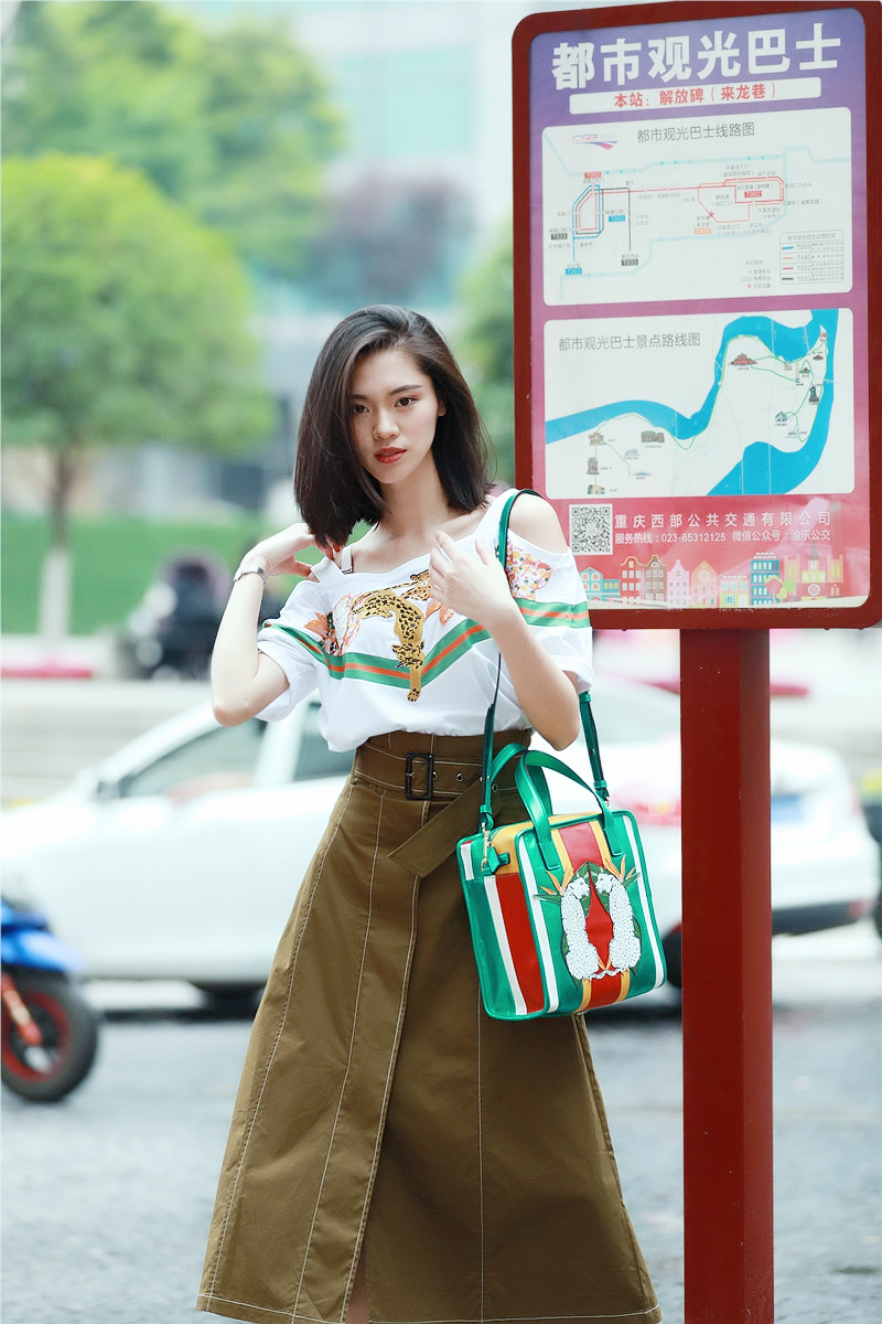 重庆解放碑美女街拍,解放碑步行街拍照姿势女生