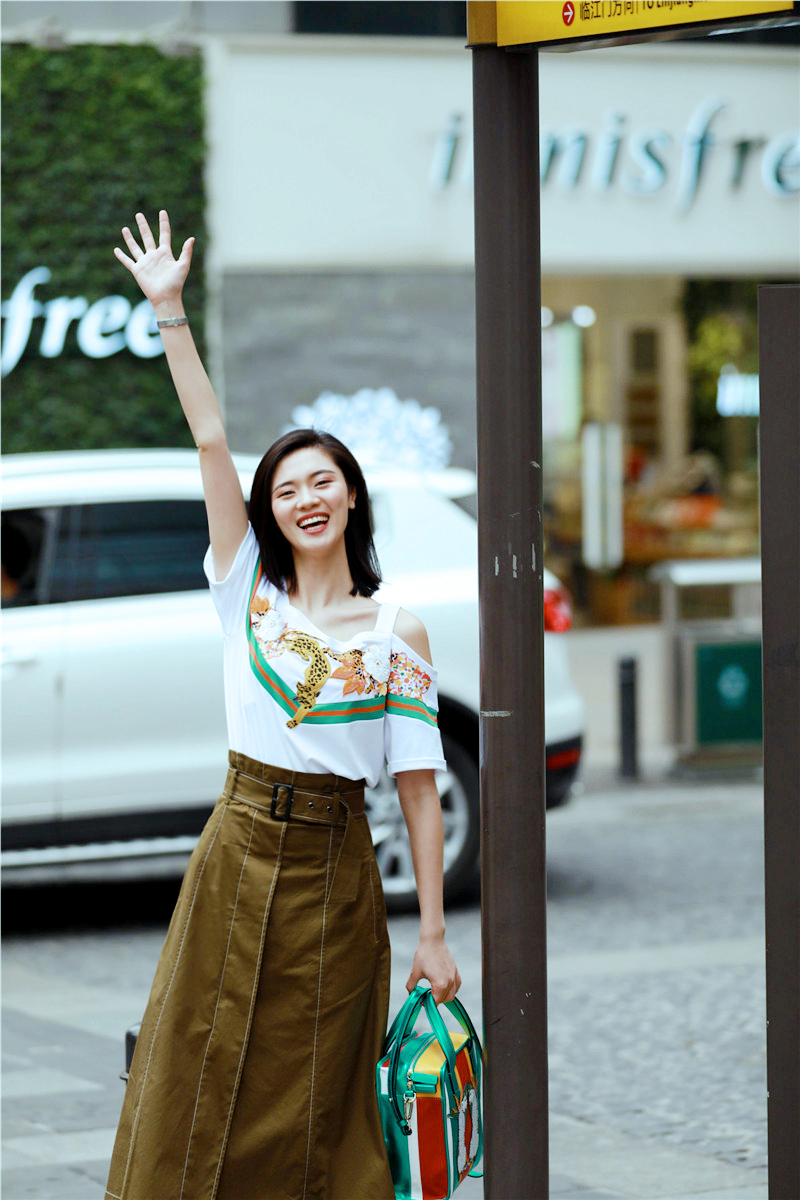 重庆解放碑美女街拍,解放碑步行街拍照姿势女生