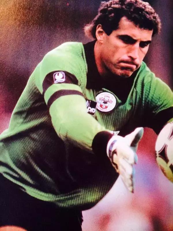 他是世界足坛出场纪录保持者马拉多纳击败他用上帝之手