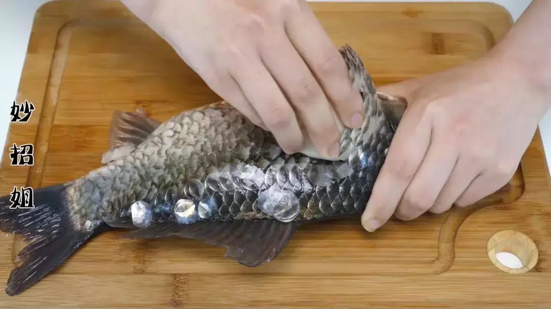 刮鱼鳞把鱼皮刮下来了,刮鱼鳞刮急了把鱼扔了