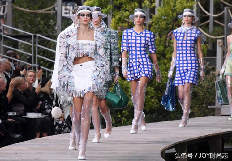 涓嬮洦澶╃殑鏃跺皻鍗曞搧闆ㄩ澊,鏃跺皻pvc鍗曞搧