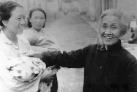 面对产科医生不许结婚生子的无理规定，她说：那我就一辈子不嫁！