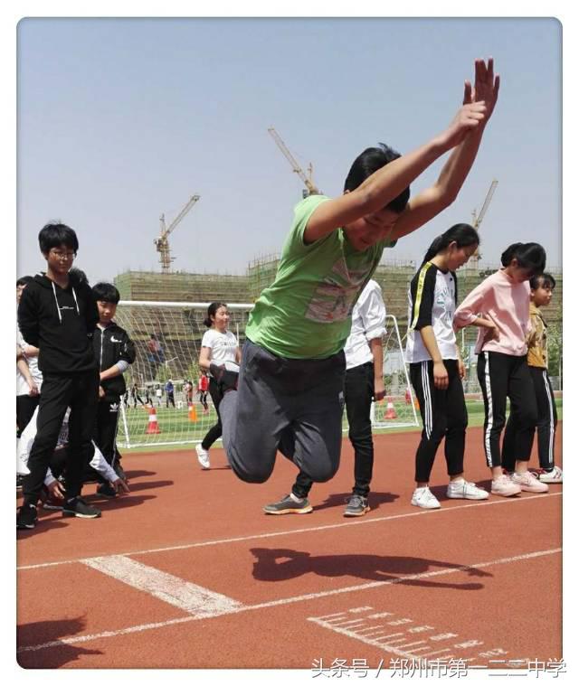 挥洒汗水敢于拼搏,挥洒汗水奋勇拼搏