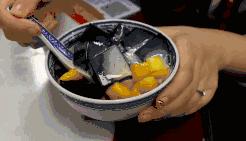 长沙老板也太“黑心”了！这么黑的食物也给我吃！