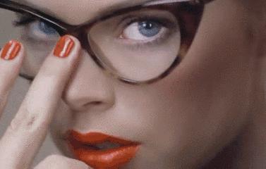 长期戴眼镜会导致面部变形吗,长期戴眼镜眼睛会变形