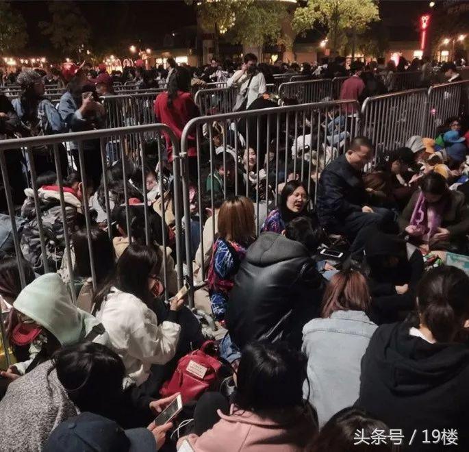 上海迪士尼爆满人挤人,上海迪士尼乐园实时排队人数