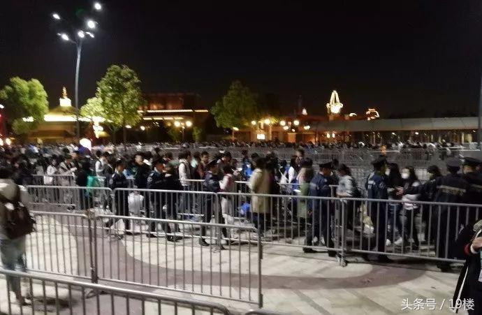 上海迪士尼爆满人挤人,上海迪士尼乐园实时排队人数