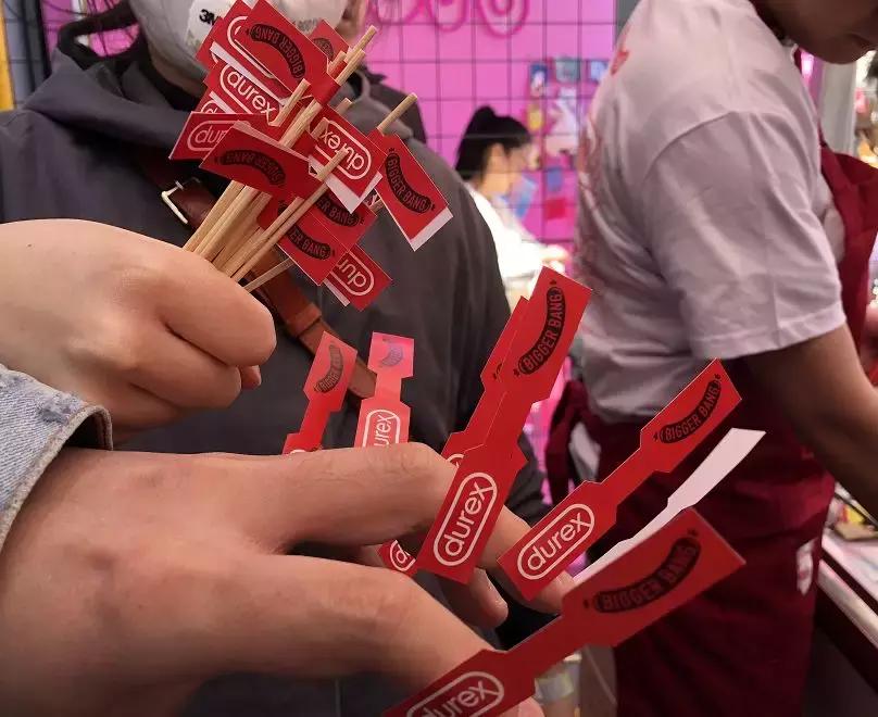 杜蕾斯开了家烤肠店！继出了诗集后又搞大动作了
