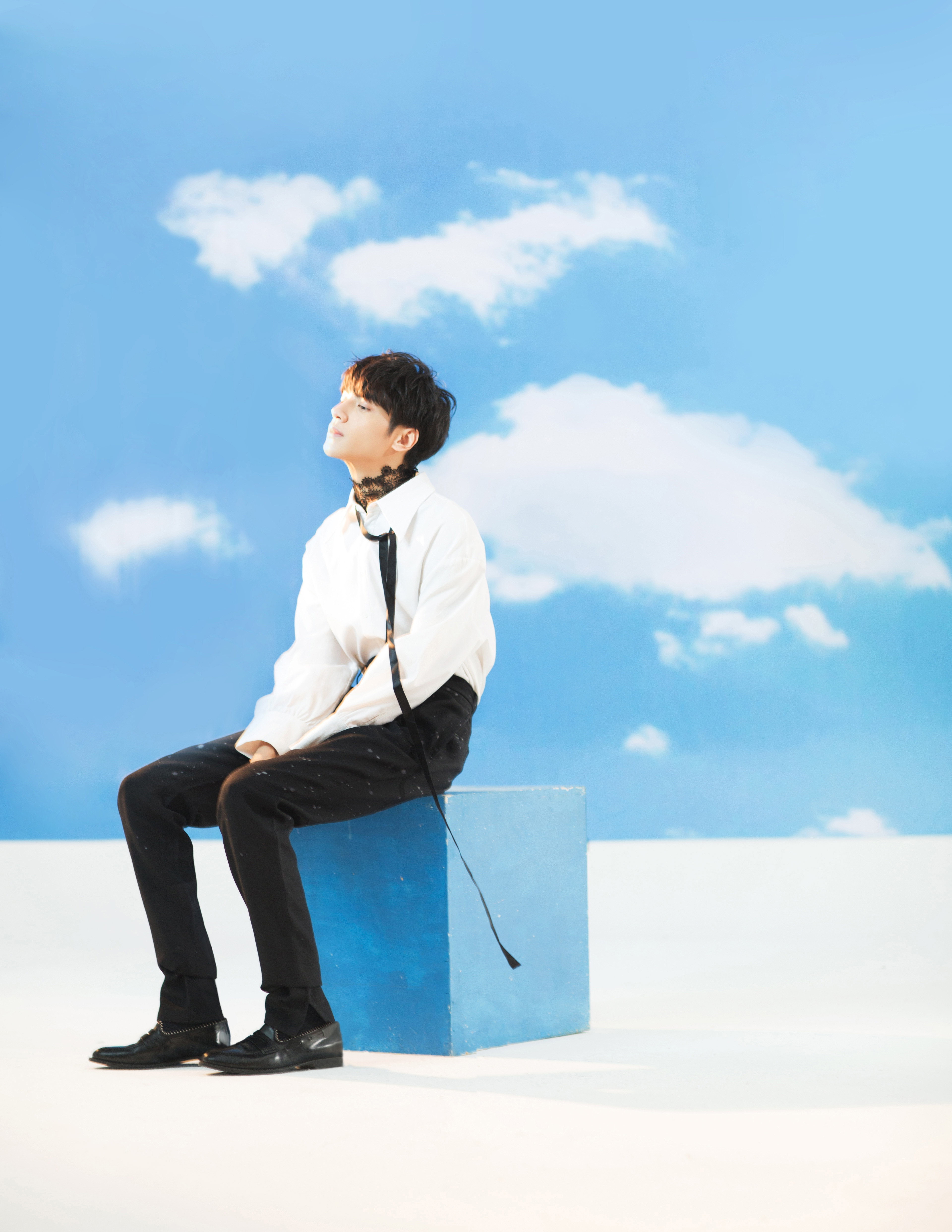 罗云熙发光的鞋子,罗云熙白色舞鞋mv完整版