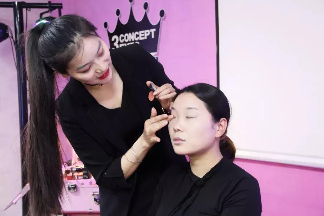 3ce丝滑细腻奶茶色,3ce新品春日氛围