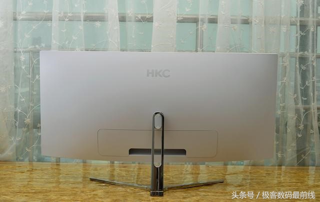 享受辽阔视野，HKCC340曲面屏体验