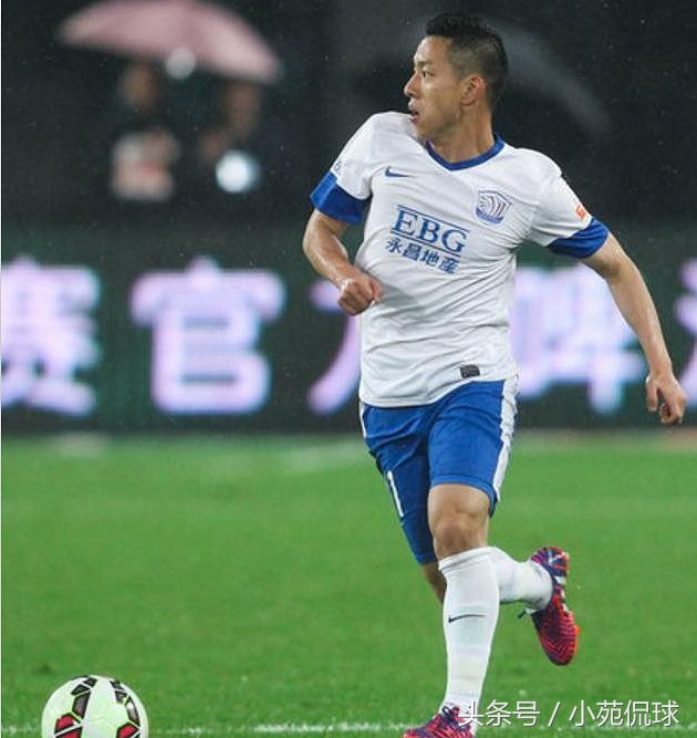 他踢野球兼职餐厅招待，闪耀中超不忘感恩，资助贫困生回馈社会！