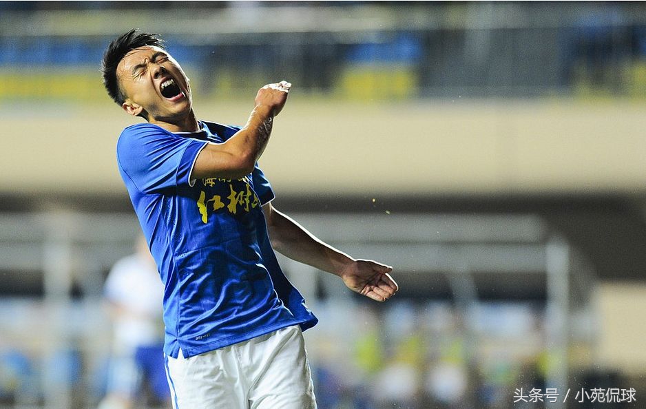 他踢野球兼职餐厅招待，闪耀中超不忘感恩，资助贫困生回馈社会！