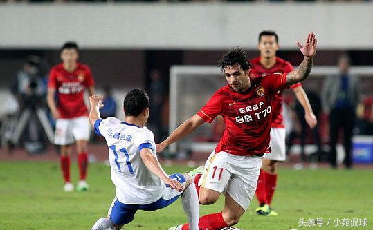 他踢野球兼职餐厅招待，闪耀中超不忘感恩，资助贫困生回馈社会！