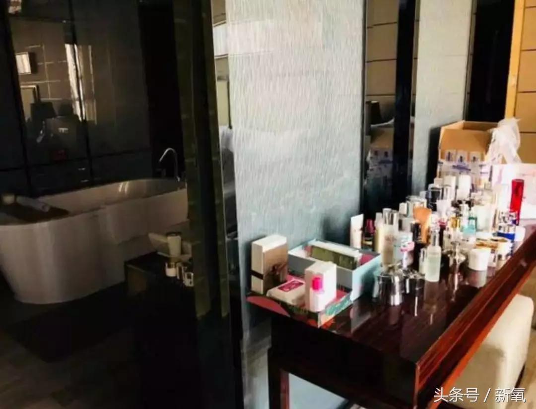 林允梳妆台,林允化妆品惊呆全场