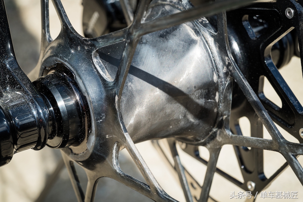 很粗的辐条公路车碳纤维轮组,一体轮和辐条轮山地车