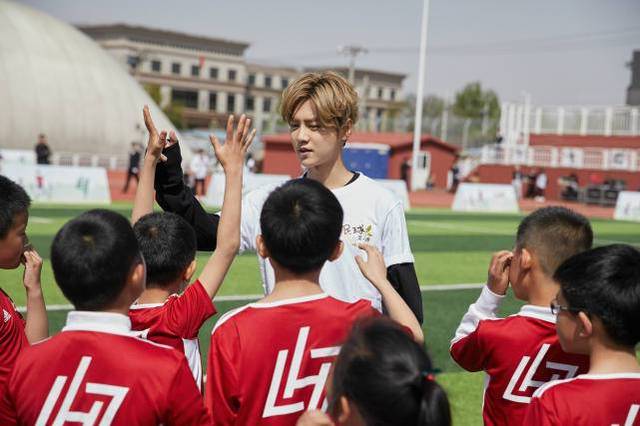 鹿晗加入职业足球队,鹿晗国际足球比赛视频