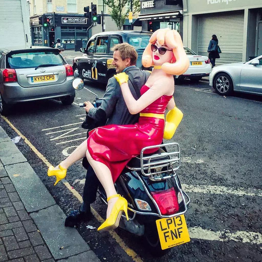 世界最大牌*气娃充**娃,走到哪儿都会引起骚动……