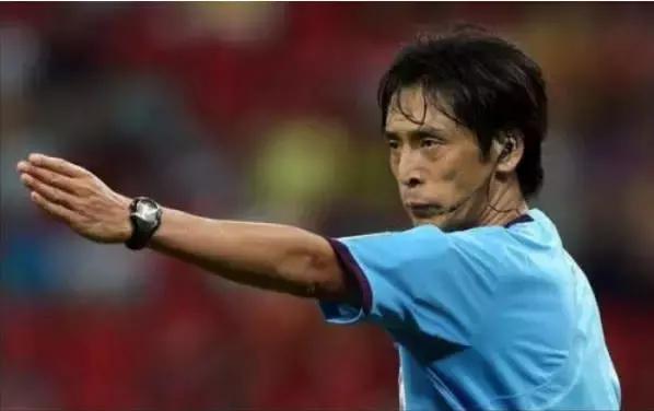 足球比赛球踢到裁判了怎么办,足球比赛可以用球踢裁判吗