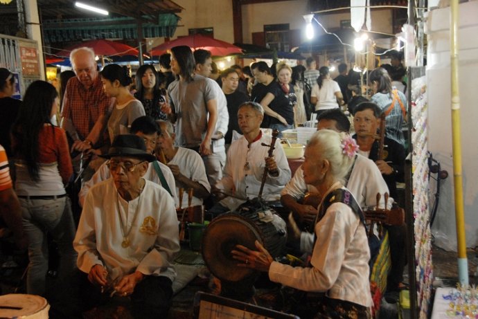 清迈星期日最大的夜市,清迈最大的露天夜市