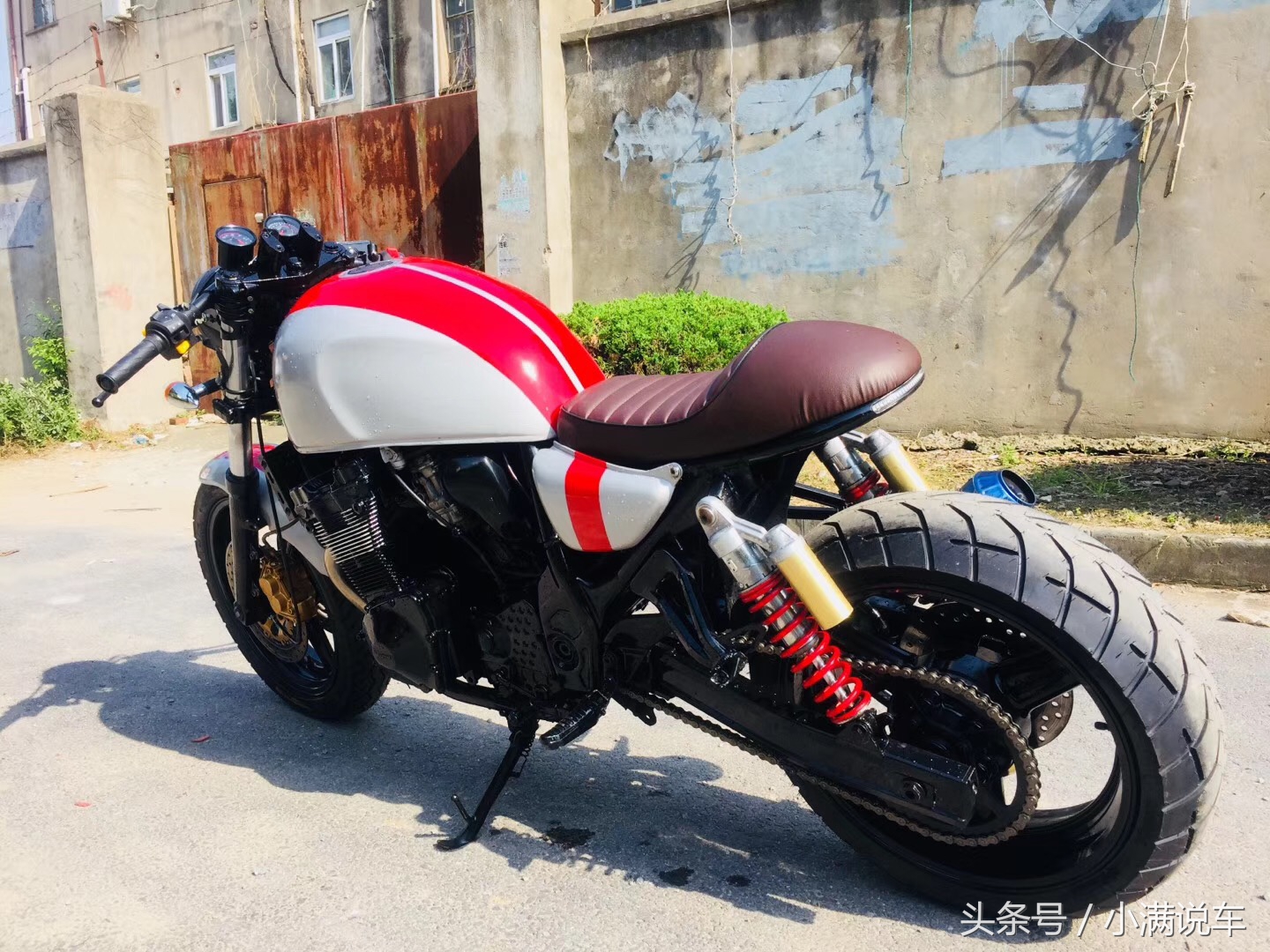 最帅复古摩托车街头回头率百分百,天气越来越热骑三轮车