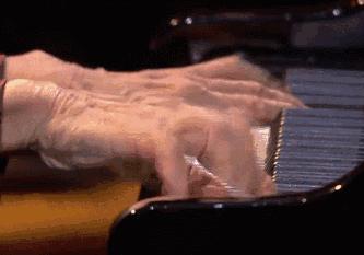 87岁老人弹梁祝,梁祝90多岁老人演奏钢琴