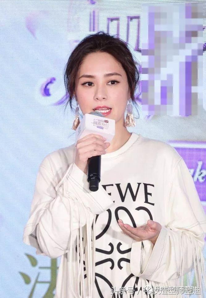 周冬雨庆典着装,周冬雨杨紫红装