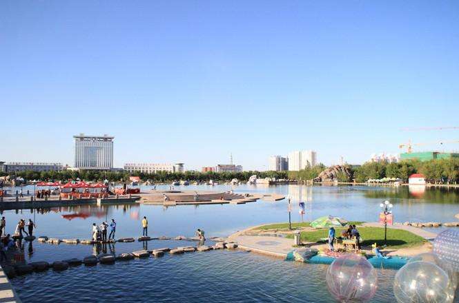 *疆新**这个城市被号称为“赛似小上海”戈壁滩上的“小上海”